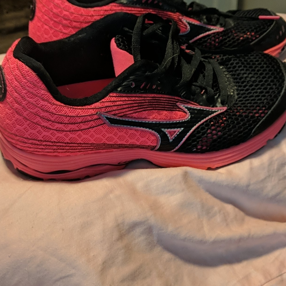 EUC Mizuno women's sneakers. Size 8